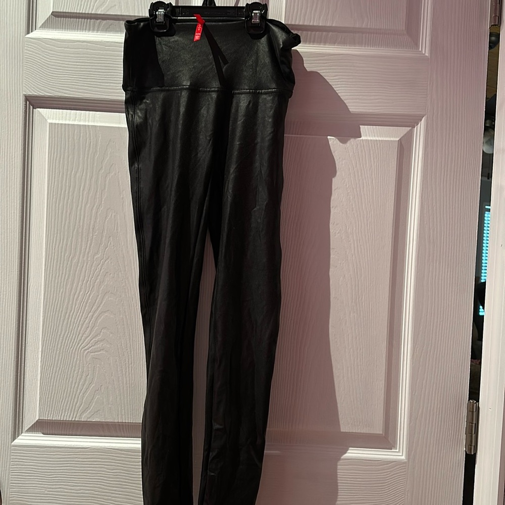 Size Medium, Women’s spanx leggings 
Like new, no issues